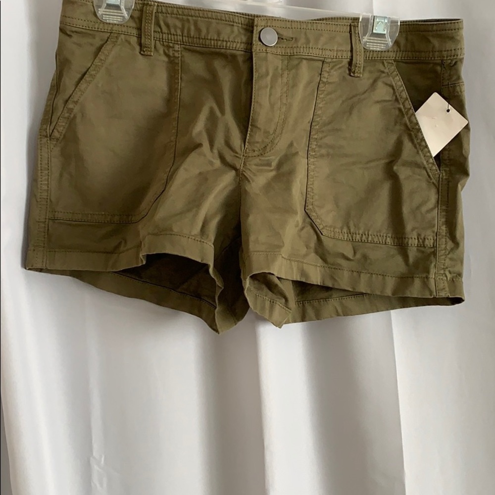 NWT CUTE OLIVE DARK HINGE SHORTS WITH DEEP POCKETS